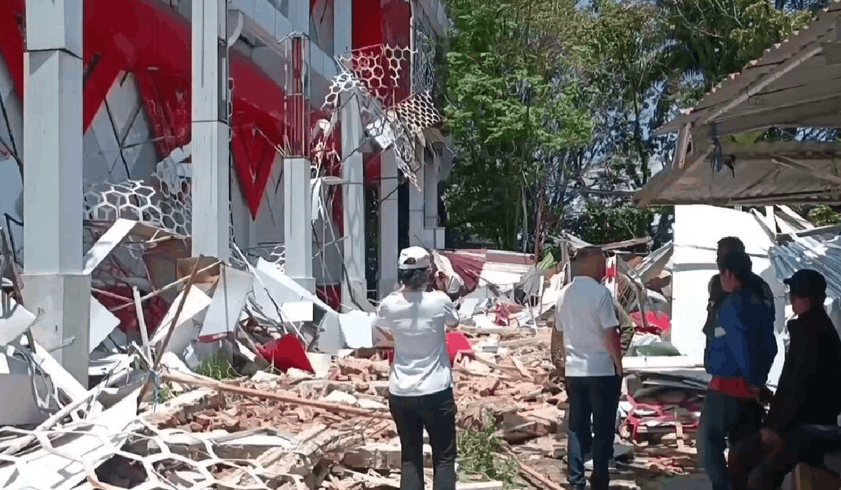 Powerful 7.7-Magnitude Earthquake Strikes Eastern Indonesia, Killing at Least Five